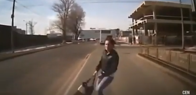 Moda e re mashtrimit në Rusi, njerëzit hidhen para makinave për…! (Video) Moda e re mashtrimit në Rusi, njerëzit hidhen para makinave për…! (Video)