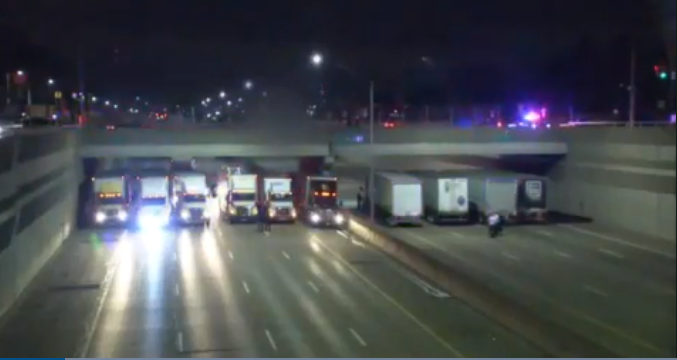 Burri donte të vetvritej duke u hedhur nga ura, kamionistët kryejnë gjestin e mrekullushëm! (Video) Burri donte të vetvritej duke u hedhur nga ura, kamionistët kryejnë gjestin e mrekullushëm! (Video)