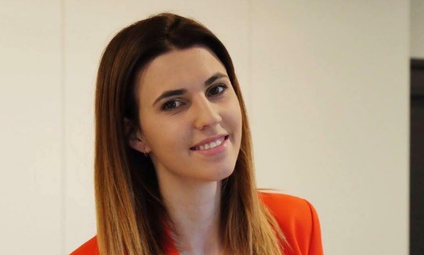 Deputetja 23-vjeçare e LSI flet për ngjarjen me miell e vezë në Parlament: Jam praktikuar kohë më parë që në shtëpi Deputetja 23-vjeçare e LSI flet për ngjarjen me miell e vezë në Parlament: Jam praktikuar kohë më parë që në shtëpi