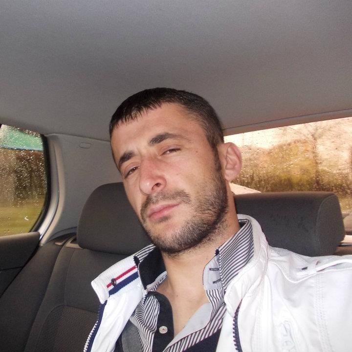 FOTO/ Thikë në zemër shokut pas disa gotave, kush është autori FOTO/ Thikë në zemër shokut pas disa gotave, kush është autori