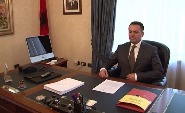 Zbulimi/ Adriatik Llalla ka blerë aparat të sofistikuar për përgjimin e rrjeteve sociale dhe celularëve(Video) Zbulimi/ Adriatik Llalla ka blerë aparat të sofistikuar për përgjimin e rrjeteve sociale dhe celularëve(Video)