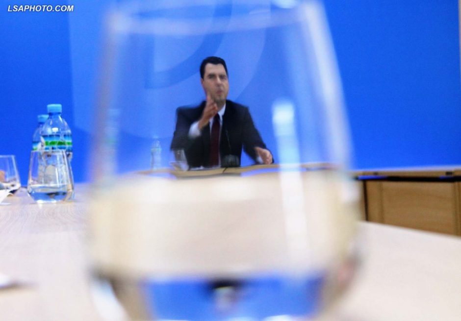 Basha, gënjeshtari i pandreqshëm: Braktis propozimin për mandat dy-vjeçar të kryetarit të PD-së Basha, gënjeshtari i pandreqshëm: Braktis propozimin për mandat dy-vjeçar të kryetarit të PD-së