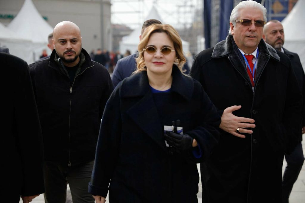 Edhe kushurinjtë e Ilirit ‘rrahin’ Monikën? Nis shpartallimi i LSI-së, Luan Rama në këmbë si argjinaturë Edhe kushurinjtë e Ilirit ‘rrahin’ Monikën? Nis shpartallimi i LSI-së, Luan Rama në këmbë si argjinaturë