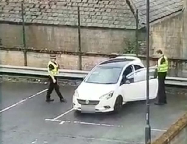 Policët shokohen nga çifti i ri, kamerat i filmojnë në momente të sikletshme (Foto)