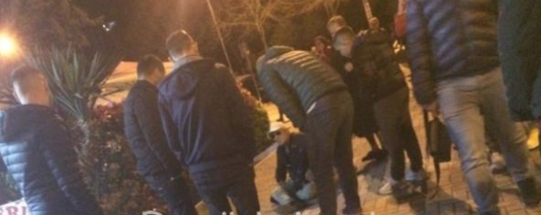Durrës, hiqen si të dehur dhe shtrihen në mes të rrugës, çifti i dashnorëve kapen mat nga burri i gruas (Video)