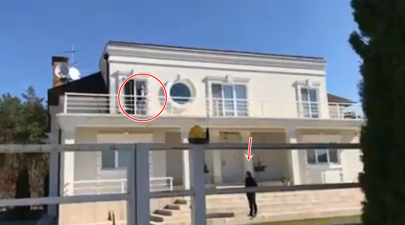 Shkon të takojë vajzën, futbollistin e pret ish-vjehrra me pistoletë (Video) Shkon të takojë vajzën, futbollistin e pret ish-vjehrra me pistoletë (Video)