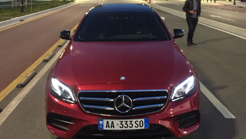 Kush janë Bossa-t që parakaluan në Tiranë me “bishën” 100 mijë euroshe (Emrat+Foto) Kush janë Bossa-t që parakaluan në Tiranë me “bishën” 100 mijë euroshe (Emrat+Foto)