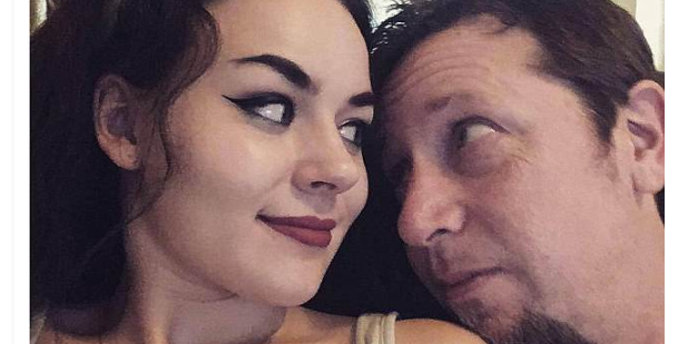 La të dashurin e saj për një 44-vjeçar, adoleshentja: Duhemi shumë dhe kemi një jetë seksuale ekstravagante (Foto) La të dashurin e saj për një 44-vjeçar, adoleshentja: Duhemi shumë dhe kemi një jetë seksuale ekstravagante (Foto)