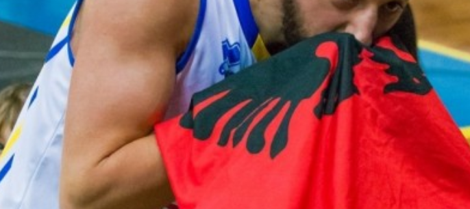 Shqiptari i arratiset plumbave të 97-ës, sot një yll në basketboll (Foto) Shqiptari i arratiset plumbave të 97-ës, sot një yll në basketboll (Foto)