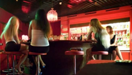 Katër shqiptare bien në pranga, ‘zonja argëtimi’ në një klub nate (Foto) Katër shqiptare bien në pranga, ‘zonja argëtimi’ në një klub nate (Foto)