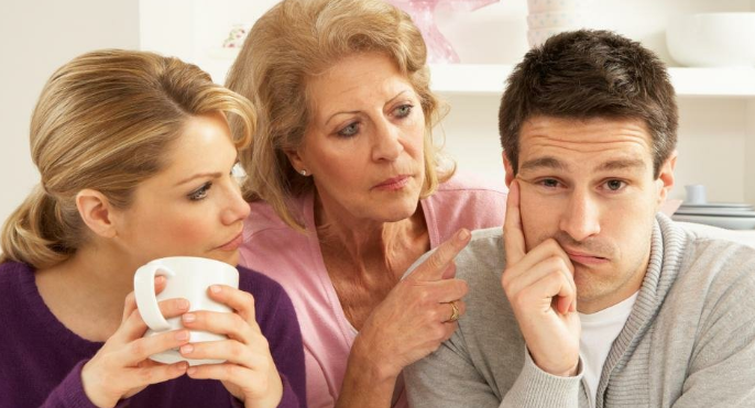 Nëse do dilni me një “çun mami” duhet të merrni parasysh këto gjëra (Video) Nëse do dilni me një “çun mami” duhet të merrni parasysh këto gjëra (Video)