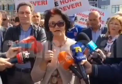 PD tradhtoi shkodranët, kërkoni falje! Ish e përndjekura shuplakë Voltanës dhe drejtuesve të protestës në Shkodër (Video) PD tradhtoi shkodranët, kërkoni falje! Ish e përndjekura shuplakë Voltanës dhe drejtuesve të protestës në Shkodër (Video)