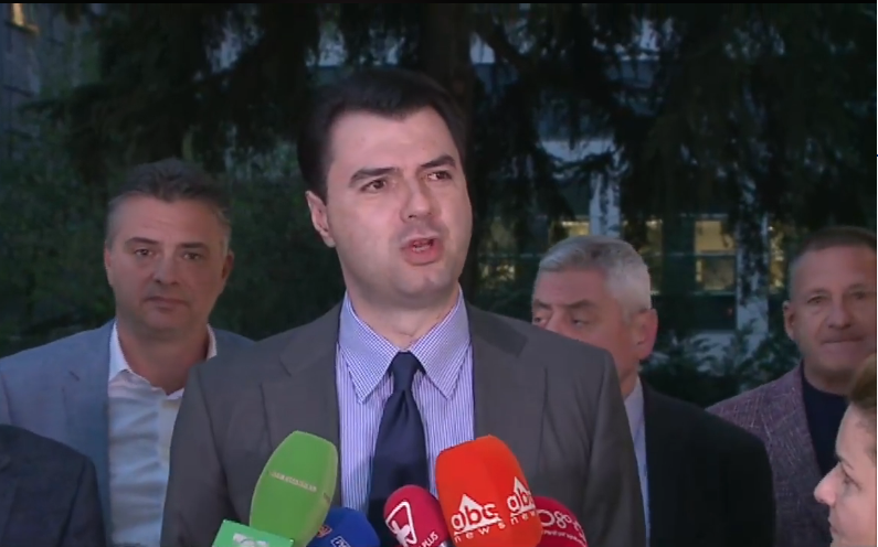 Ç’po ndodh me “opozitën e bashkuar”?! Basha pa Monën në krah lajmëron si do të vijohet protestat Ç’po ndodh me “opozitën e bashkuar”?! Basha pa Monën në krah lajmëron si do të vijohet protestat
