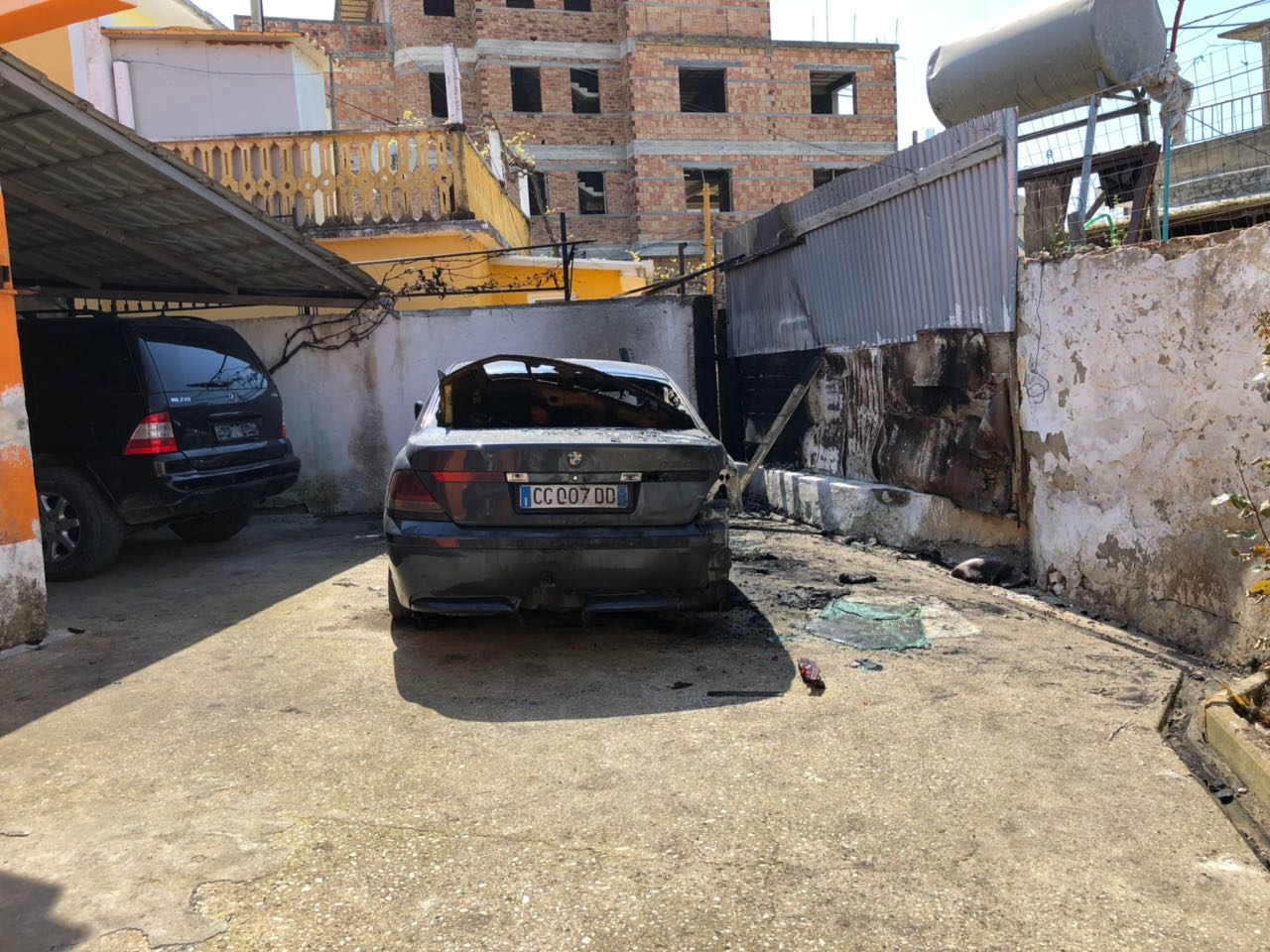 VIDEO E RE/ Flakë e tym, shihni momentet kur digjet “BMW serie 7” në Vlorë VIDEO E RE/ Flakë e tym, shihni momentet kur digjet “BMW serie 7” në Vlorë