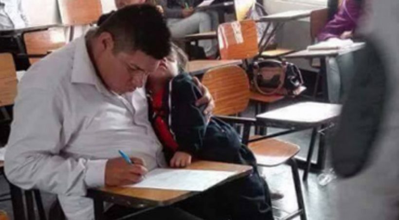 Baba jep provimin me foshnjen në krah, por ja çfarë i ndodh! (Foto) Baba jep provimin me foshnjen në krah, por ja çfarë i ndodh! (Foto)