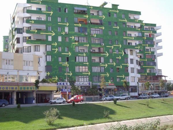 Aksident te ”Pallati me Shigjeta”, 3 makina përplasen me njëra-tjetrën (Foto) Aksident te ”Pallati me Shigjeta”, 3 makina përplasen me njëra-tjetrën (Foto)