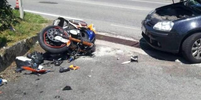 Aksident me vdekje në Fushë Krujë, makina përplas dhe merr zvarrë 50 metra të riun Aksident me vdekje në Fushë Krujë, makina përplas dhe merr zvarrë 50 metra të riun