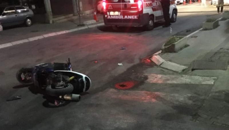 Motori përplaset me makinën në Tiranë, shpërndarësi i picave i shtrirë përtokë (Foto) Motori përplaset me makinën në Tiranë, shpërndarësi i picave i shtrirë përtokë (Foto)