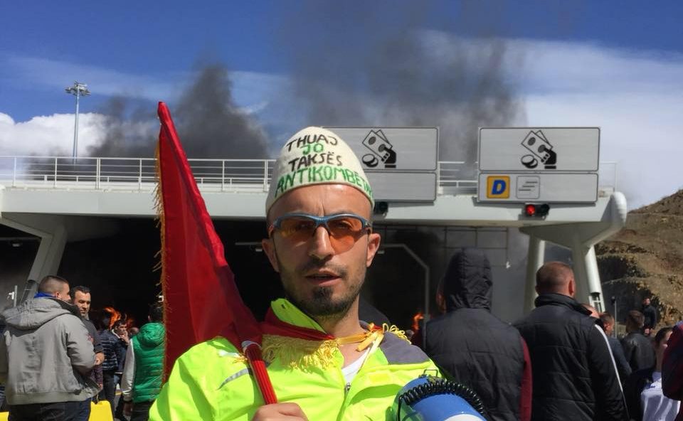 Ky është “truri” i protestës në Rrugën e Kombit. Si ia vodhën Luli dhe Mona kauzën të riut kuksian! Ky është “truri” i protestës në Rrugën e Kombit. Si ia vodhën Luli dhe Mona kauzën të riut kuksian!