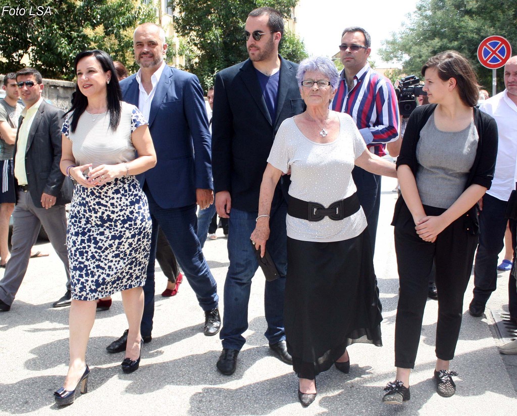 Video/ Aneta Rama merr titullin “Nderi i Stomatologjisë Shqiptare”, kryeministri: I nderuar dhe i emocionuar Video/ Aneta Rama merr titullin “Nderi i Stomatologjisë Shqiptare”, kryeministri: I nderuar dhe i emocionuar