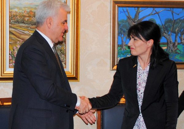 U thye Arta Marku?! Prokurori që pushoi hetimin e byzylykëve elektronikë të Manjani-Vasilit, katranosi “Fullanin” e “CEZ” u caktua sot në njësinë antikorrupsion U thye Arta Marku?! Prokurori që pushoi hetimin e byzylykëve elektronikë të Manjani-Vasilit, katranosi “Fullanin” e “CEZ” u caktua sot në njësinë antikorrupsion