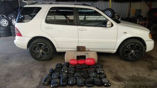 Udhëtonin me një makinë luksoze drejt Greqisë, çifti shqiptar e pëson keq nga policia (Foto) Udhëtonin me një makinë luksoze drejt Greqisë, çifti shqiptar e pëson keq nga policia (Foto)