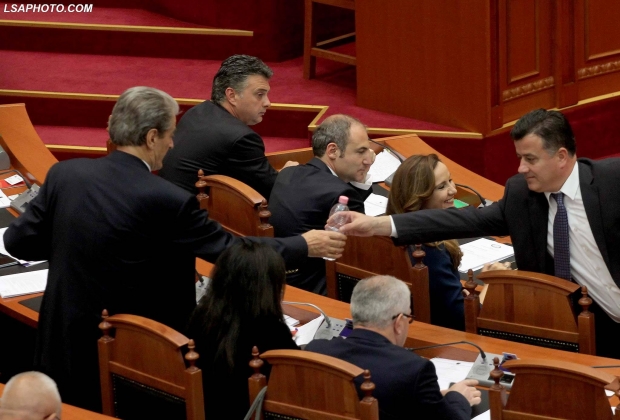VIDEO/ Noka nuk përmbahet në parlament, pas sendeve të forta lëshon totalisht gojën ndaj Ramës VIDEO/ Noka nuk përmbahet në parlament, pas sendeve të forta lëshon totalisht gojën ndaj Ramës