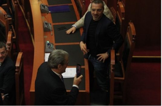 Berisha i afrohet Saimir Tahirit dhe e filmon/ Balla: Ik Sali, ke hallin te drejtësia! Berisha i afrohet Saimir Tahirit dhe e filmon/ Balla: Ik Sali, ke hallin te drejtësia!