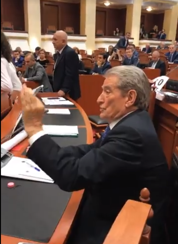 Berisha mundohet të bëj opozitë në “FB”, qytetarët e masakrojnë me komente: Si ke fytyrë ti mor… s’ke turp, na bëtë gazin e botës! Berisha mundohet të bëj opozitë në “FB”, qytetarët e masakrojnë me komente: Si ke fytyrë ti mor… s’ke turp, na bëtë gazin e botës!