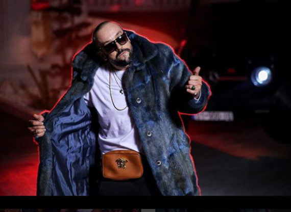 Dj shqiptar me pasuri marramendëse, hap kutinë dhe tregon zinxhirët më diamante (Foto) Dj shqiptar me pasuri marramendëse, hap kutinë dhe tregon zinxhirët më diamante (Foto)