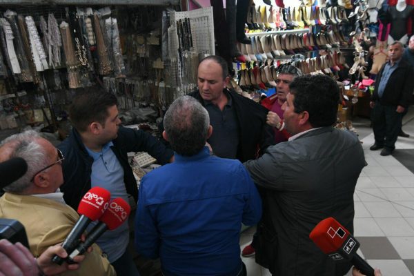 Kur populli përzë opozitën, ka ardhur fundi. Dy rrugë ka, të rithemelojmë opozitën ose të mbetemi pa fund nën kthetrat e kësaj qeverie Kur populli përzë opozitën, ka ardhur fundi. Dy rrugë ka, të rithemelojmë opozitën ose të mbetemi pa fund nën kthetrat e kësaj qeverie