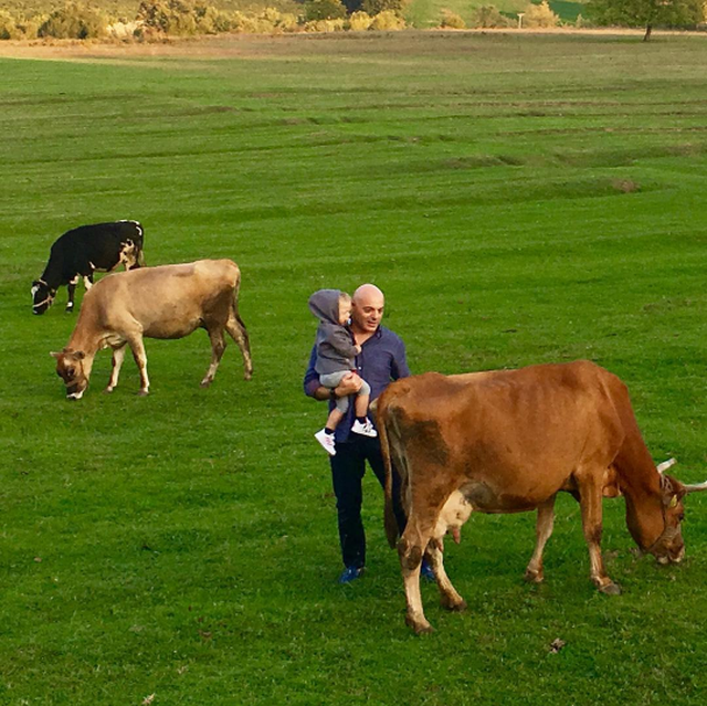 Historia e birësimit të Blendi Fevziut, kush janë prindërit e gazetarit Historia e birësimit të Blendi Fevziut, kush janë prindërit e gazetarit