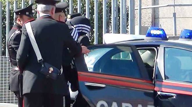 Shqiptari godet me shkelm policin italian, e përplasin me makinë pas ndjekjes si në filma Shqiptari godet me shkelm policin italian, e përplasin me makinë pas ndjekjes si në filma