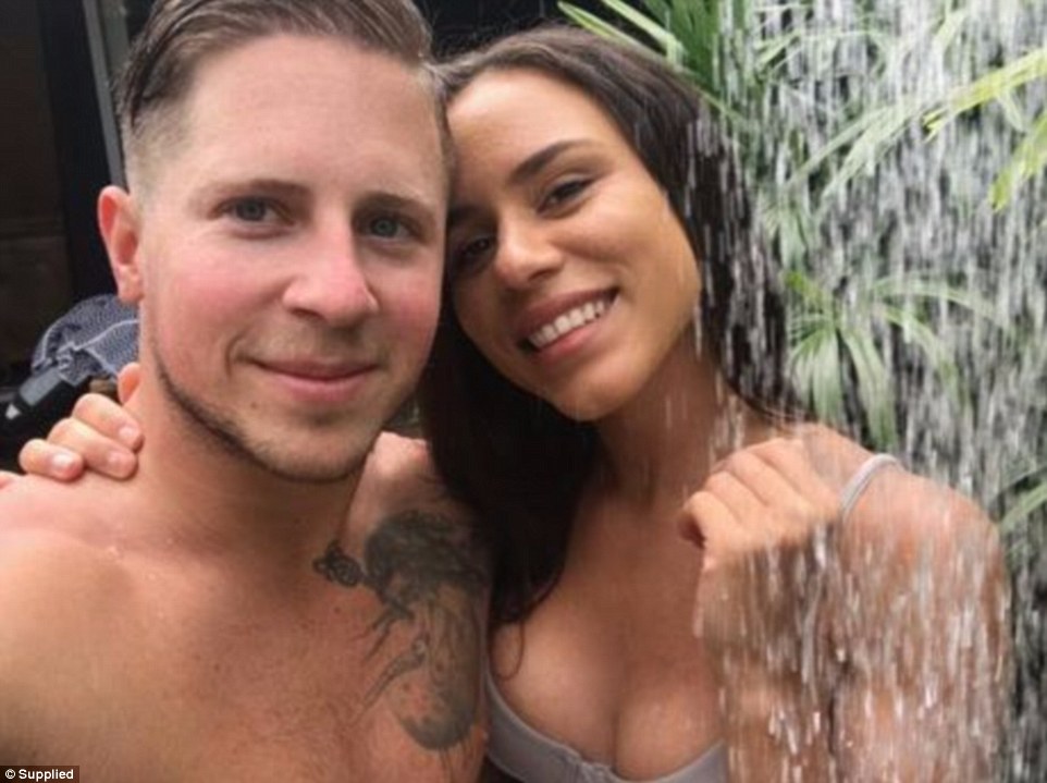 FOTO/ Çifti që paguhet për të bërë pushime, fjetur në hotele luksoze dhe për të bërë seks FOTO/ Çifti që paguhet për të bërë pushime, fjetur në hotele luksoze dhe për të bërë seks