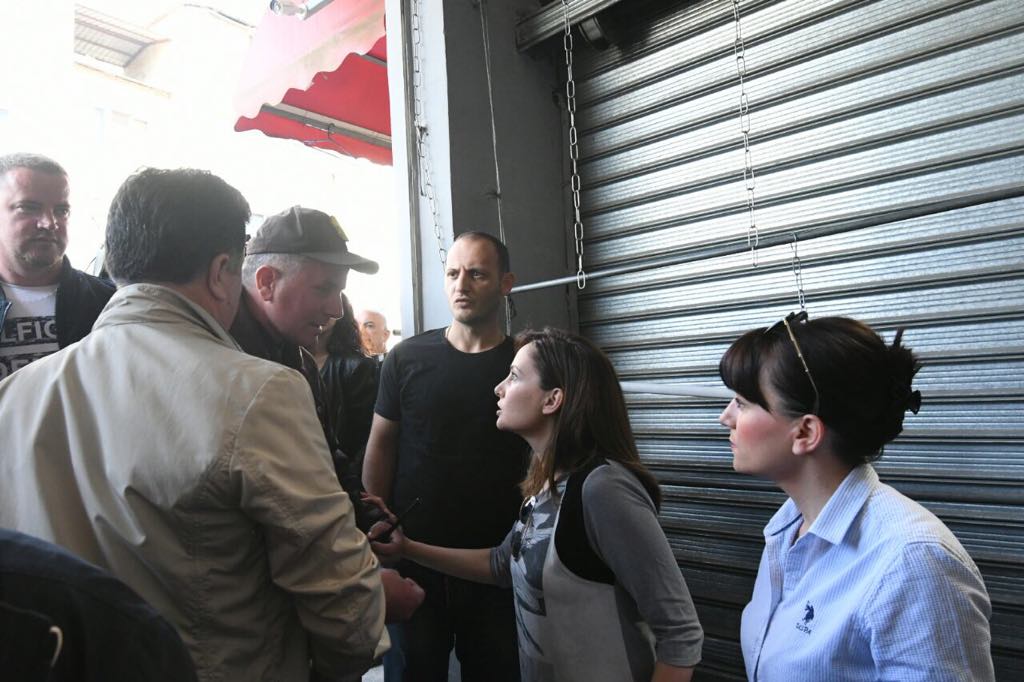 “Ju ishit 8 vjet në pushtet… po Monika pse pëllet?!” Tregtarët i tregojnë vendin deputetëve