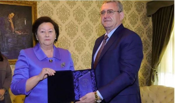 Familja Berisha bën Armand Dukën e “Zemunit” ambasador nderi, zëvendësoi Rezar Taçin dhe mbështeti Lirinë përmes fondacionit për fëmijët autikë Familja Berisha bën Armand Dukën e “Zemunit” ambasador nderi, zëvendësoi Rezar Taçin dhe mbështeti Lirinë përmes fondacionit për fëmijët autikë