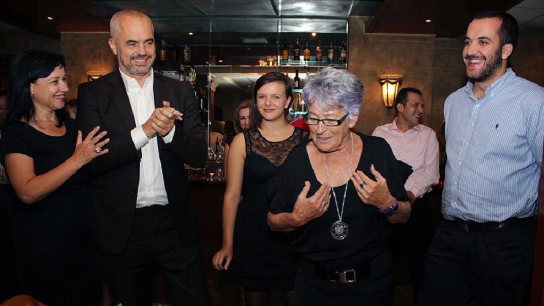 Aneta merr titullin “Nderi i Stomatologjisë Shqiptare”, Rama: Jam i nderuar dhe i emocionuar… Aneta merr titullin “Nderi i Stomatologjisë Shqiptare”, Rama: Jam i nderuar dhe i emocionuar…