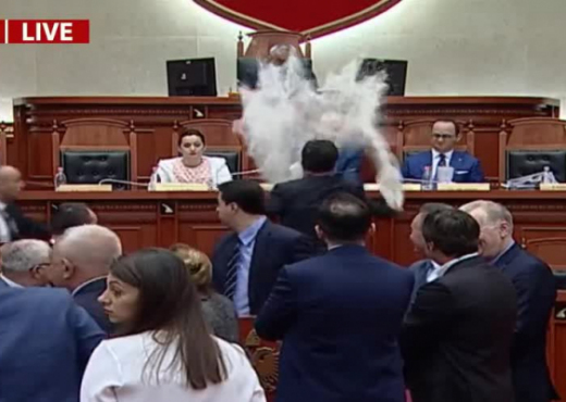 Ujin Bushat , miell e vezë Moni me Mulin dhe “petullat” do gatuhen në Kuvend (Video) Ujin Bushat , miell e vezë Moni me Mulin dhe “petullat” do gatuhen në Kuvend (Video)