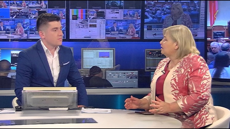 Dhuna në Kuvend/ Ekonomi: E turpshme se si gratë po përdoren për veprime të dhunshme, ato duhet të jenë shembull Dhuna në Kuvend/ Ekonomi: E turpshme se si gratë po përdoren për veprime të dhunshme, ato duhet të jenë shembull