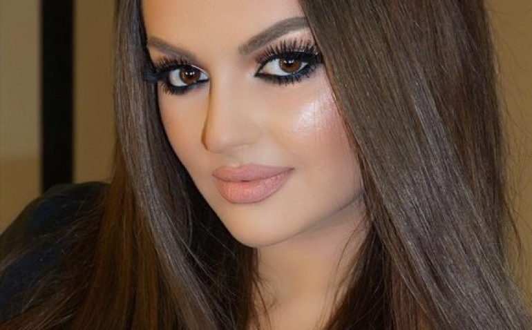 Demaskohet këngëtarja shqiptare, nuk do ta njihni me fotot pa makijazh Demaskohet këngëtarja shqiptare, nuk do ta njihni me fotot pa makijazh