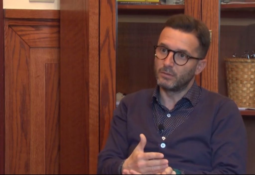 Erjon Braçe përplaset me ministrin Ahmetaj: Qeveria të kërkojë falje që nuk komunikoi me njerëzit. S’mund t’iu merrni taksë banorëve të varfër të zonës, për një rrugë urbane, se ajo s’është autostradë Erjon Braçe përplaset me ministrin Ahmetaj: Qeveria të kërkojë falje që nuk komunikoi me njerëzit. S’mund t’iu merrni taksë banorëve të varfër të zonës, për një rrugë urbane, se ajo s’është autostradë