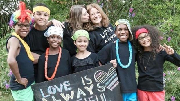 Aksidenti tragjik apo vetëvrasje?! Vdesin 2 nëna dhe 6 fëmijët (Foto) Aksidenti tragjik apo vetëvrasje?! Vdesin 2 nëna dhe 6 fëmijët (Foto)