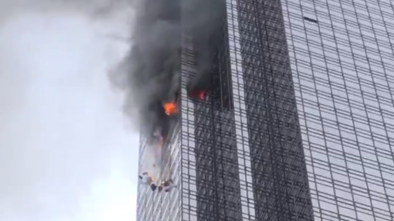 Përfshihet nga flakët kulla Trump në New York Përfshihet nga flakët kulla Trump në New York