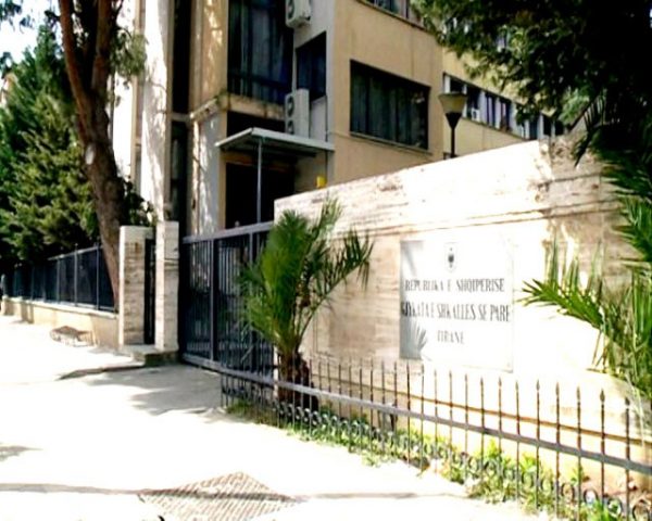 Dy nga gjashtë deputetë përfundojnë në gjykatë për fshehje pasurie, 144 zyrtarë nën hetim për korrupsion Dy nga gjashtë deputetë përfundojnë në gjykatë për fshehje pasurie, 144 zyrtarë nën hetim për korrupsion