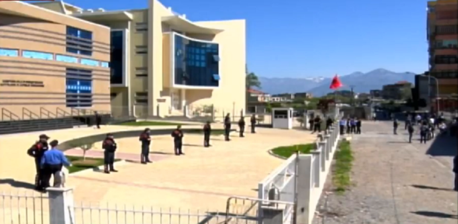 Masa për 11 kuksianët e arrestuar, blindohet nga policia Gjykata e Shkodrës Masa për 11 kuksianët e arrestuar, blindohet nga policia Gjykata e Shkodrës