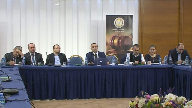 Ngjajnë apo është më e bukur? Kjo është mamaja simpatike e Olta Gixharit Ngjajnë apo është më e bukur? Kjo është mamaja simpatike e Olta Gixharit