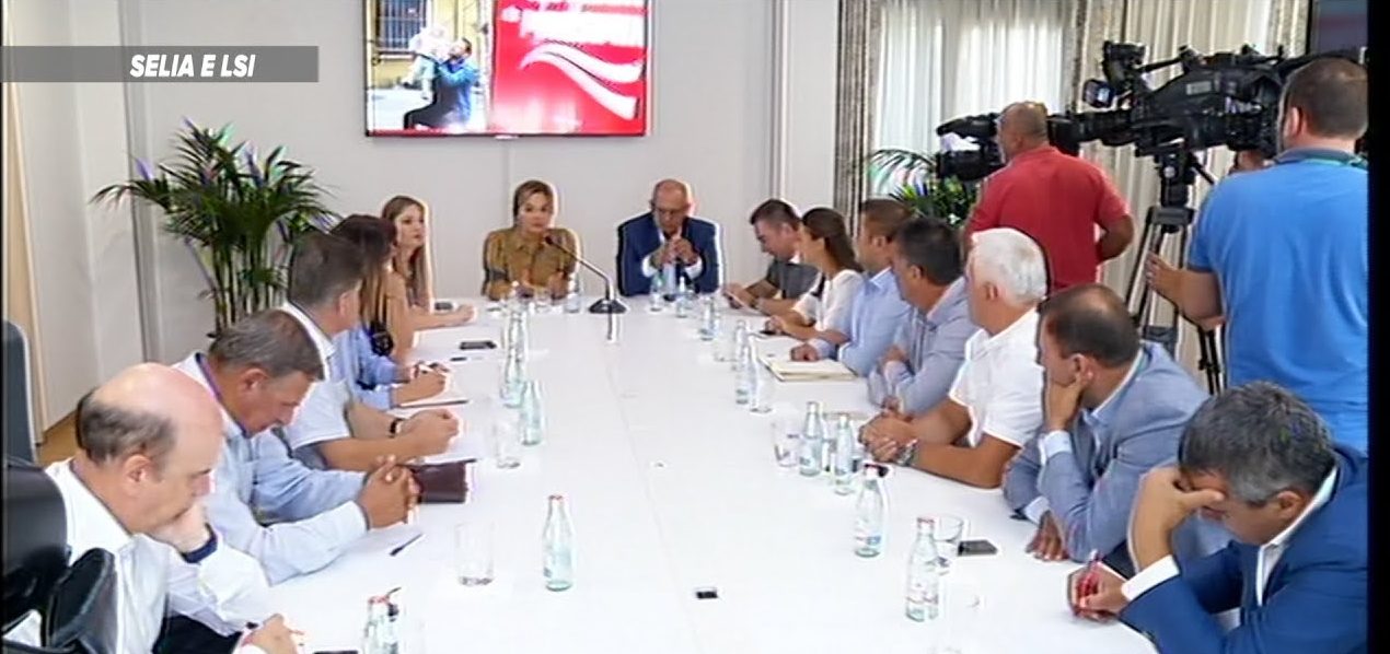 Përgjysmohet grupi parlamentar i LS, dy deputetë braktisin e Monikën ndërsa të tjerë presin radhën për të ikur. Përgjysmohet grupi parlamentar i LS, dy deputetë braktisin e Monikën ndërsa të tjerë presin radhën për të ikur.