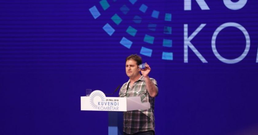 Me fjalimin e tij “tronditi” Bashën bashkë me PD, Elezi: O të mbaruar… do ju nxjerrin për leckash demokratët nga zyra!