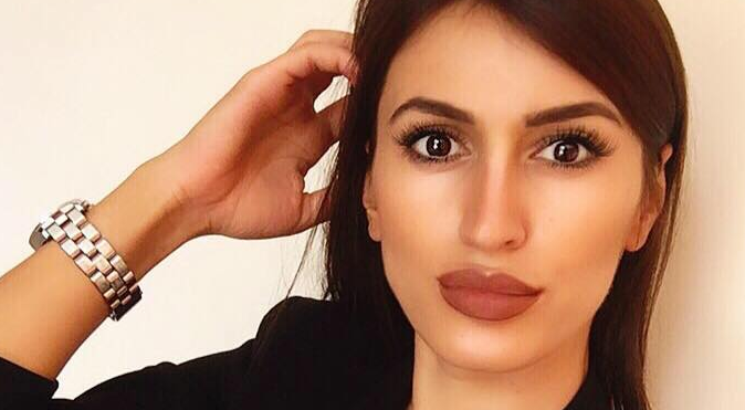 “Nuk mbajta më!” Shpërthen keq gazetarja, shan me libër shpie ministren “Nuk mbajta më!” Shpërthen keq gazetarja, shan me libër shpie ministren