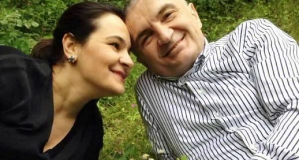 Me qëtësi e dashuri, thoshte Meta. Me këpucë e histeri, thotë Mona Me qëtësi e dashuri, thoshte Meta. Me këpucë e histeri, thotë Mona